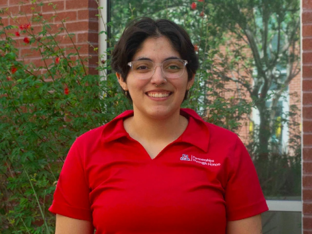 Headshot of Senia Scadden