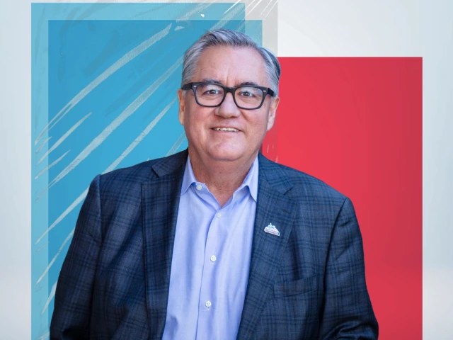 headshot of tomas diaz de la rubia with blue and red background