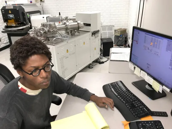 Honors student working in Geosciences lab