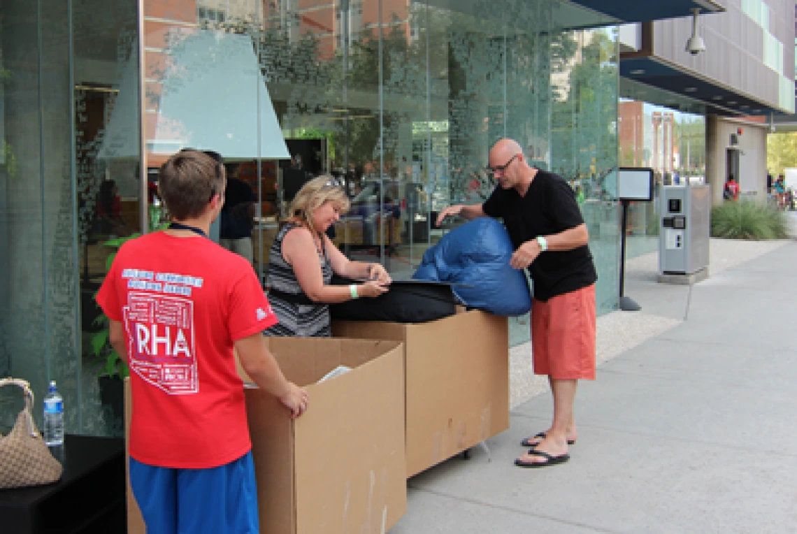 students moving into Arbol