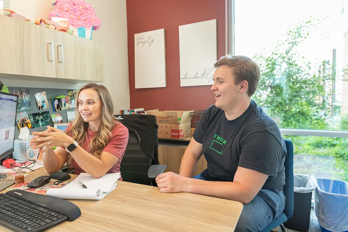 A student talking with his advisor