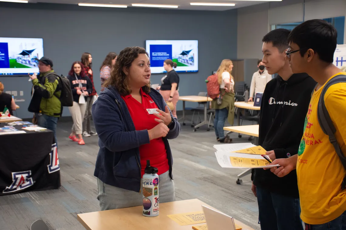 Tori Nardinelli explains research opportunities to students.