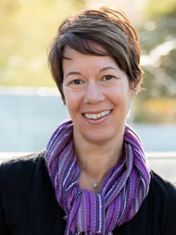 Headshot of Leslie Langbert