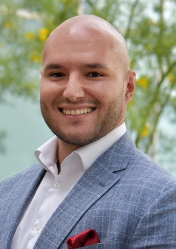 Headshot of Enrique Olivares-Pelayo