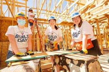 Franke Honors students and volunteers at Habitat for Humanity Tucson