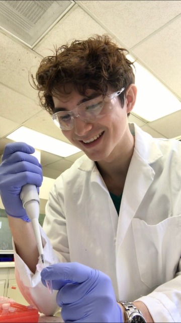 Daniel Wieland working in the research lab